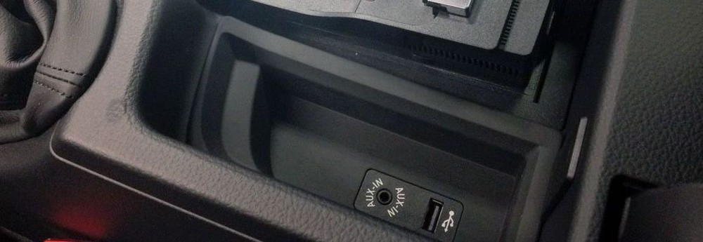 Genuine BMW USB / Auxiliary Input Socket 84109237653