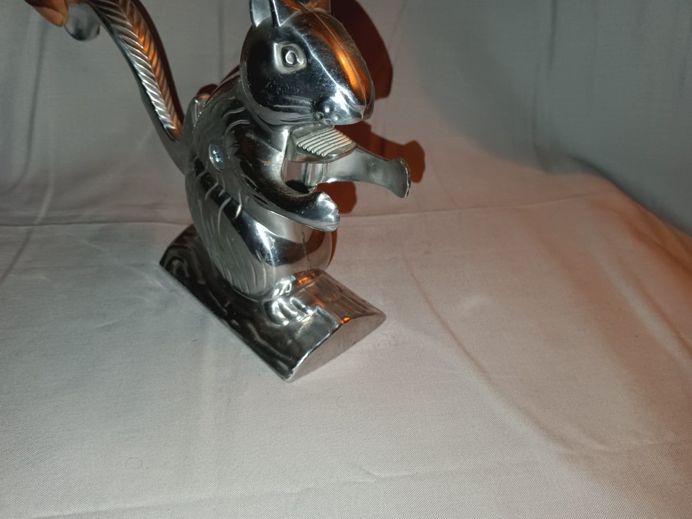 SQUIRREL ON LOG NUTCRACKER Cast Aluminum Squirrel Nutcracker Tall 6" Mechanical