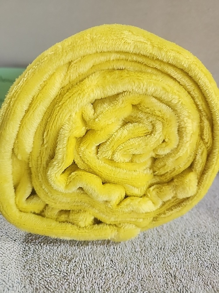 Room Essentials 50 X 60 Yellow Throw