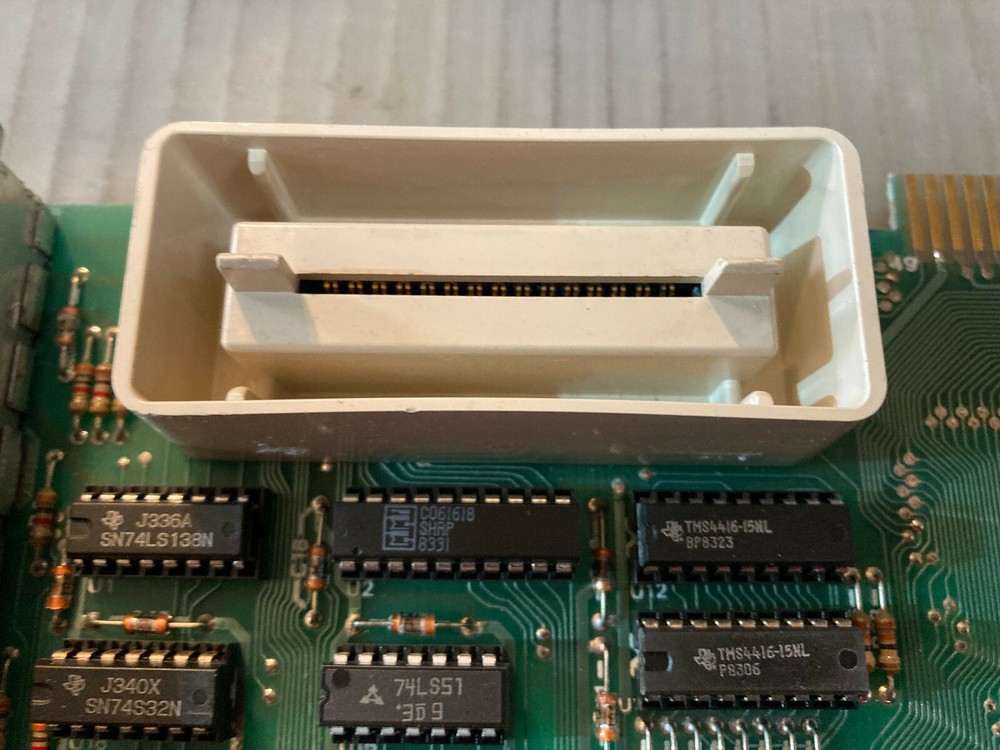 Top and bottom case Atari 600XL Removed from computer