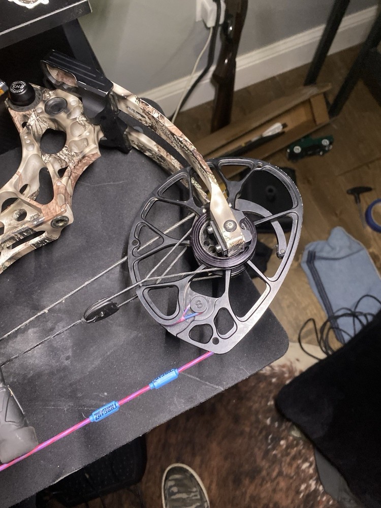 Mathews Triax Compound Bow String and Cable Set Blue Pink White threadz