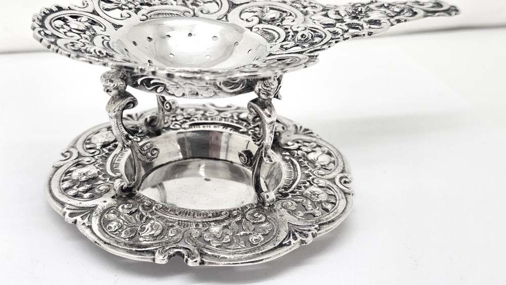 ORNATE CHERUB & FLOWERS 830 SOLID SILVER OTC TEA STRAINER W/DRIP STAND