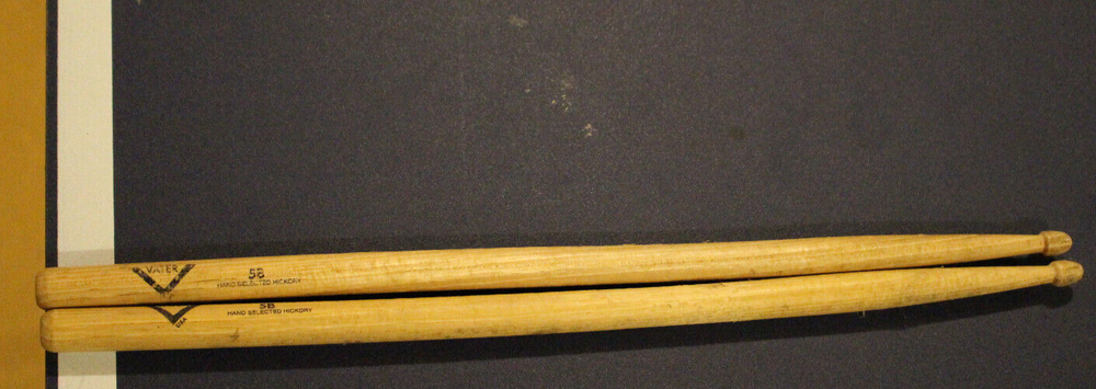 Drum throne with drum sticks