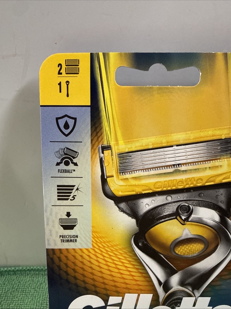 NEW Gillette ProGlide Shield, 1 Razor Handle, 2 Cartridge