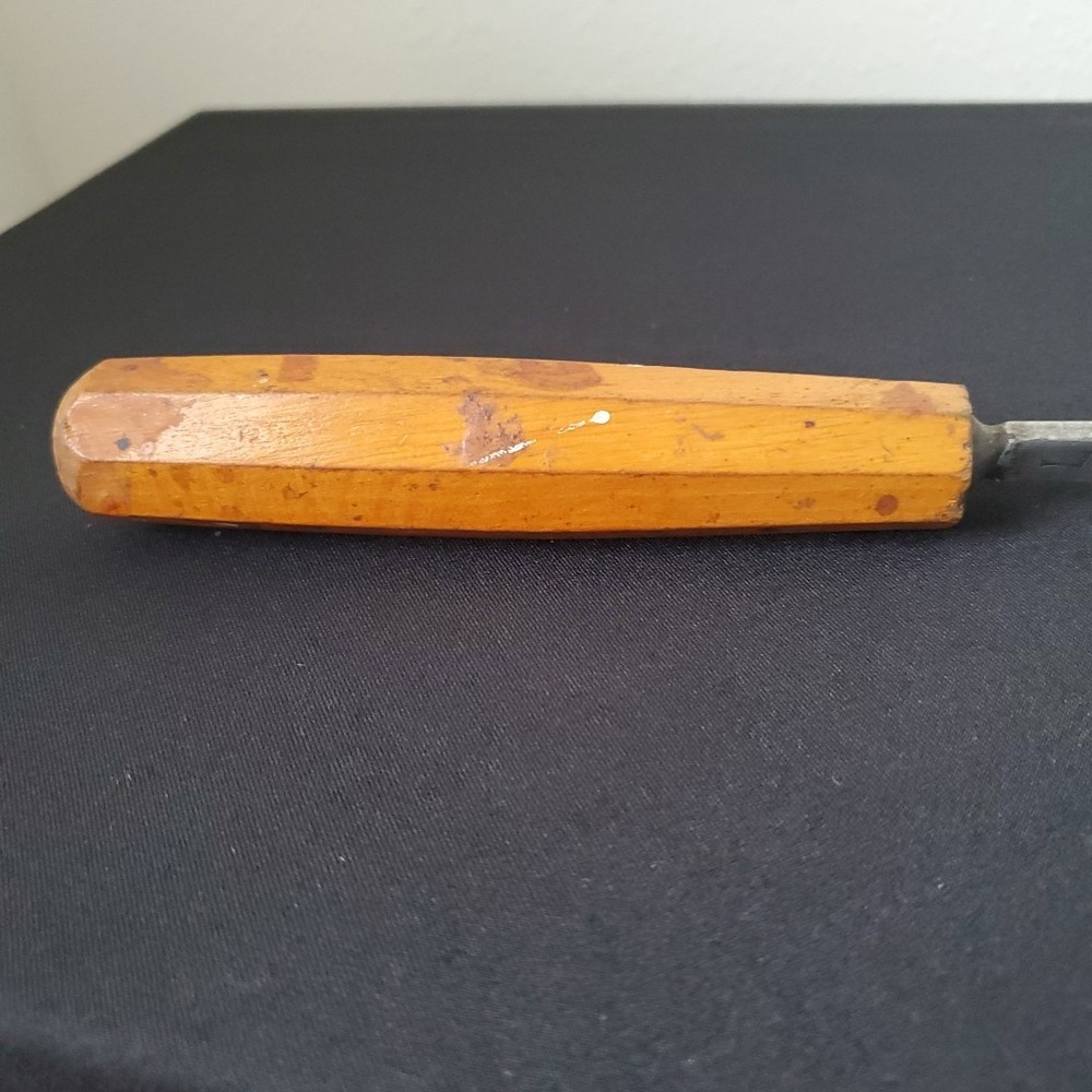 VINTAGE MARKED BUT UNKNOWN BEVEL EDGE CHISEL #4