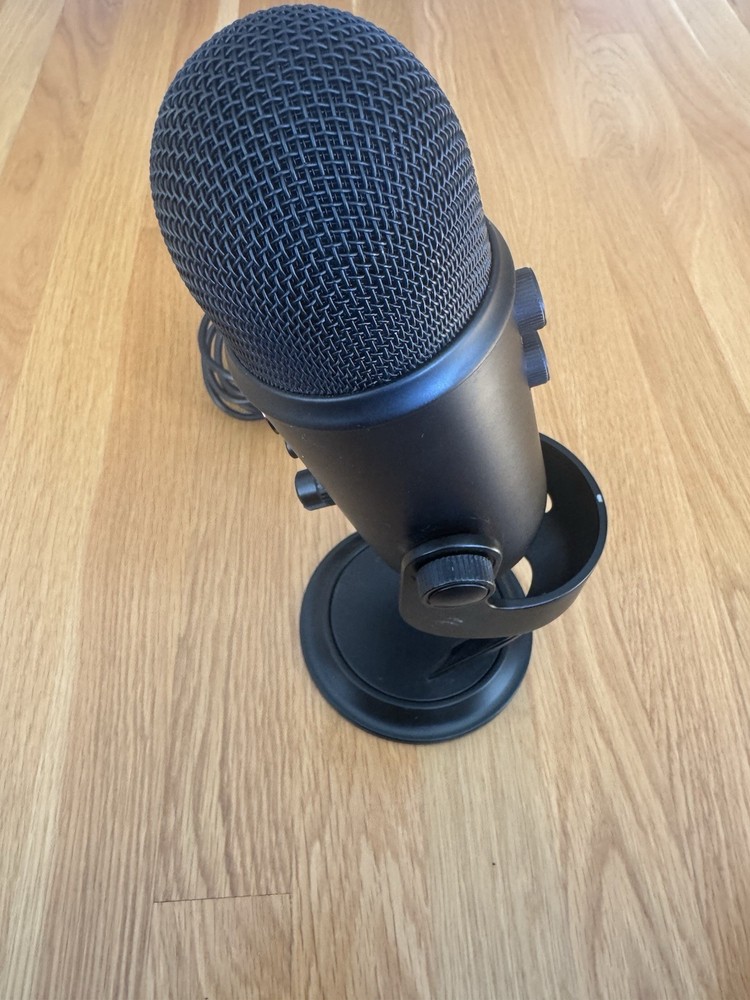 Blue USB microphone with Gain, headphone Jack, mute, Volume, And Pattern