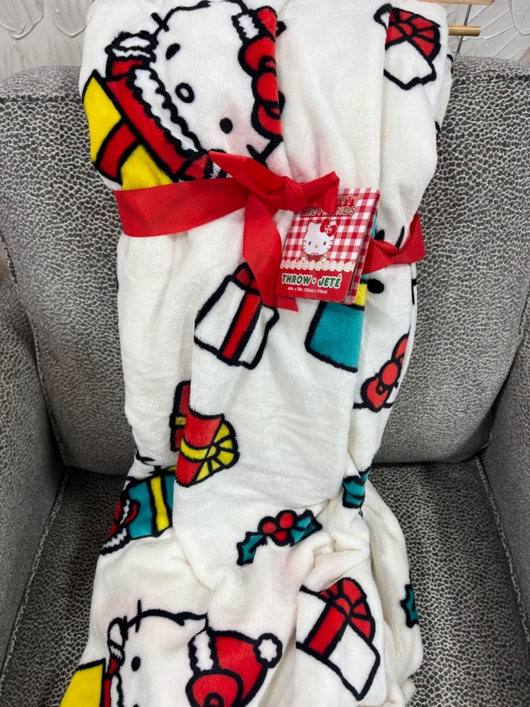 brand new hello kitty christmas blanket /;