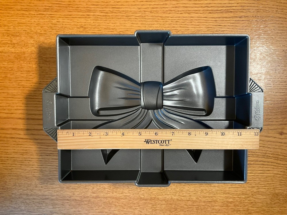 Wilton Gift With Bow Cake Pan