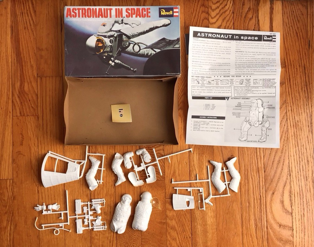 REVELL ASTRONAUT IN SPACE 6" Figure Model Kit 1994 (comp)