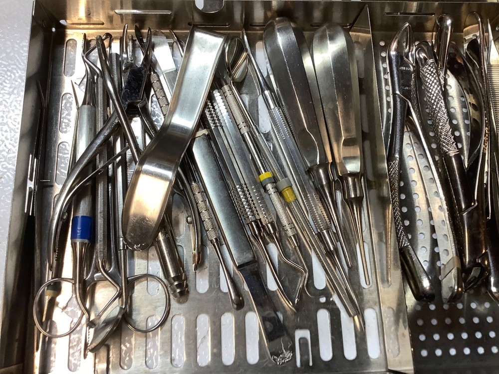 DENTAL STERILIZATION CASSETTE WITH INSTRUMENTS FOR EXTRACTION USED