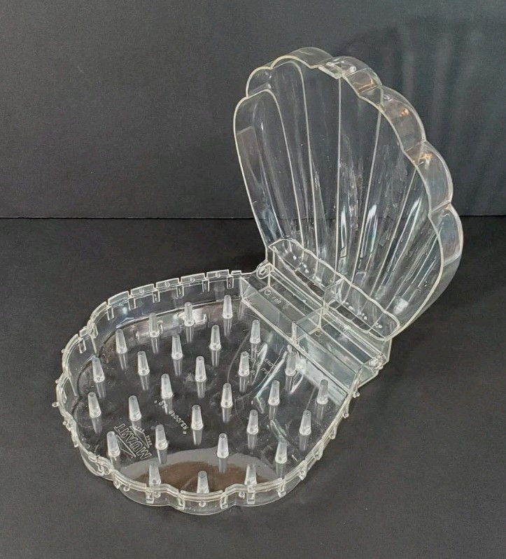Vintage Traum Sewing Thread Spool Case Plastic Clear Shell 28 Spool Notions