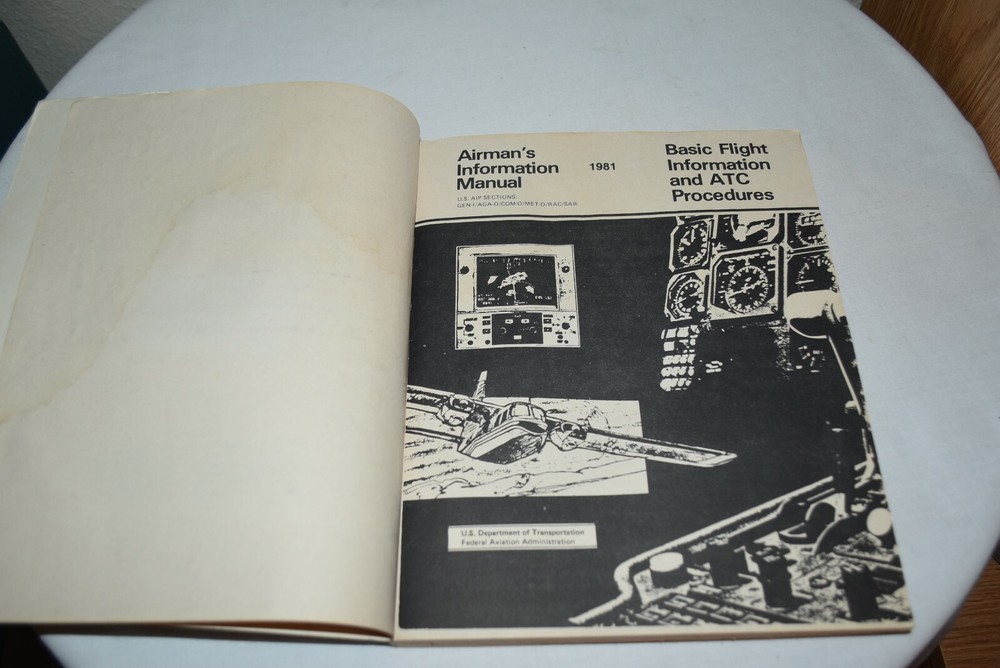 Vintage 1981 AIRMAN'S INFORMATION MANUAL BASIC FLIGHT Info Airplanes Aviation