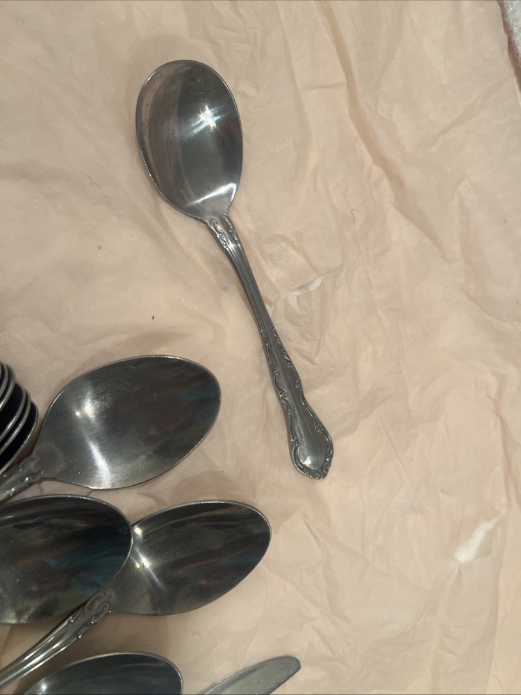 Oneida Northland Sirocco Mixed Stainless flatware 28 pc Set Jasmine Scroll