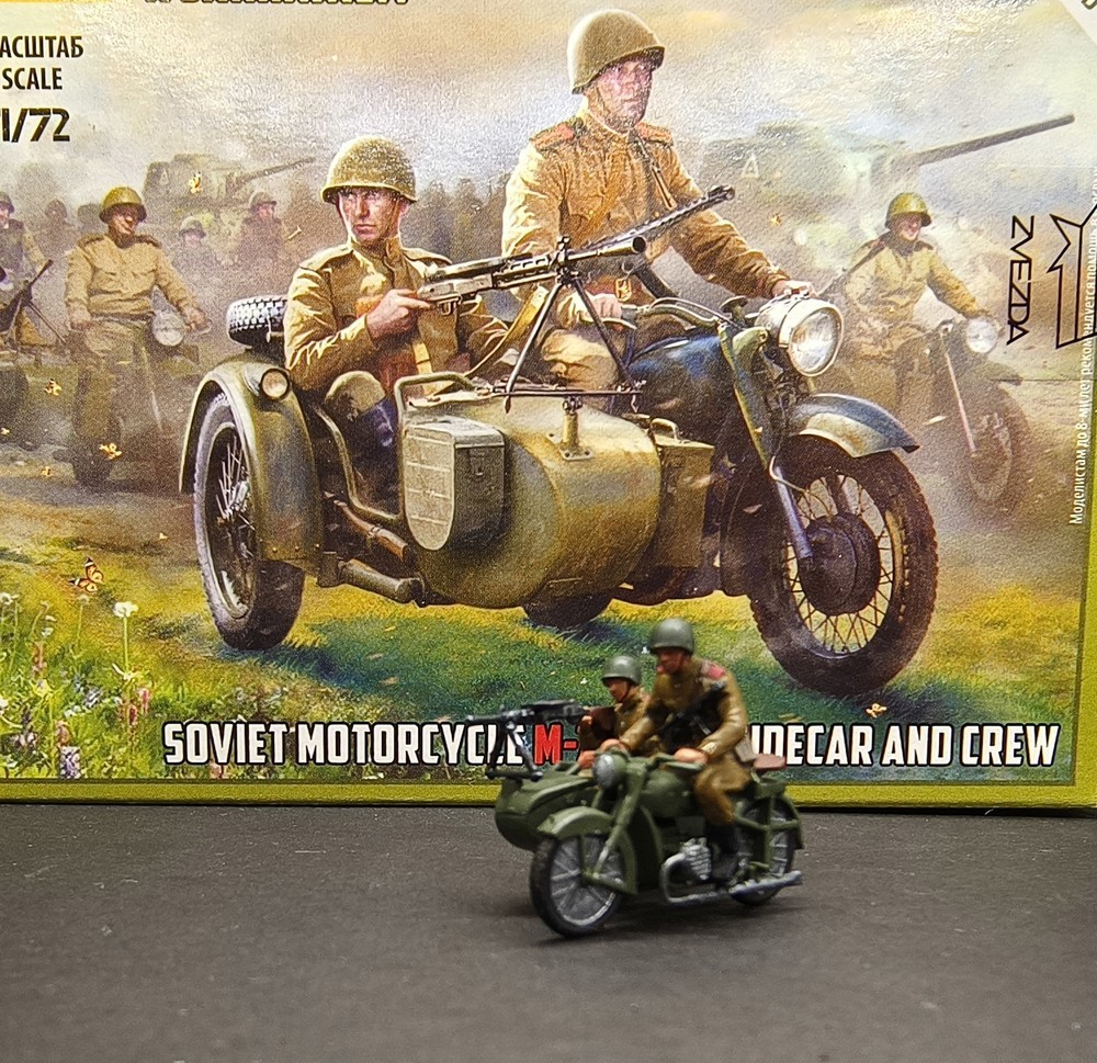 1/72 Soviet M-72 Sidecar Motorcycle With 2 Soliders Model