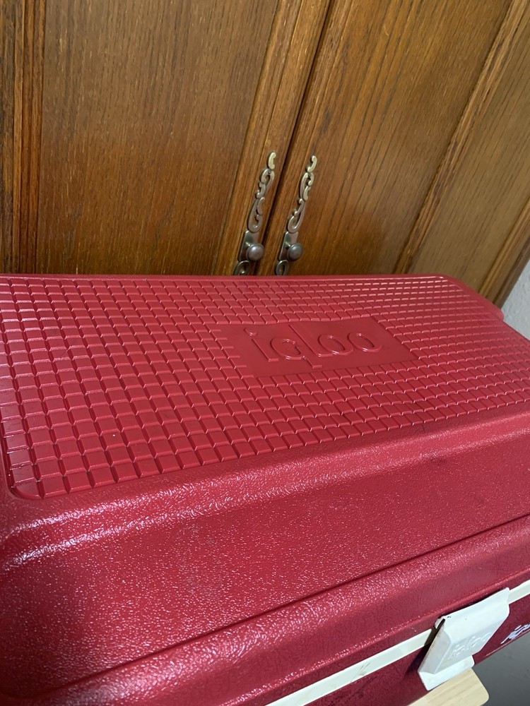 1985 Igloo 48 Quart Cooler Red White Handles