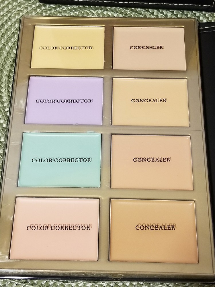 Risque Beaute Correct & Conceal Pallette Kit with Brushes 1.1 oz NEW