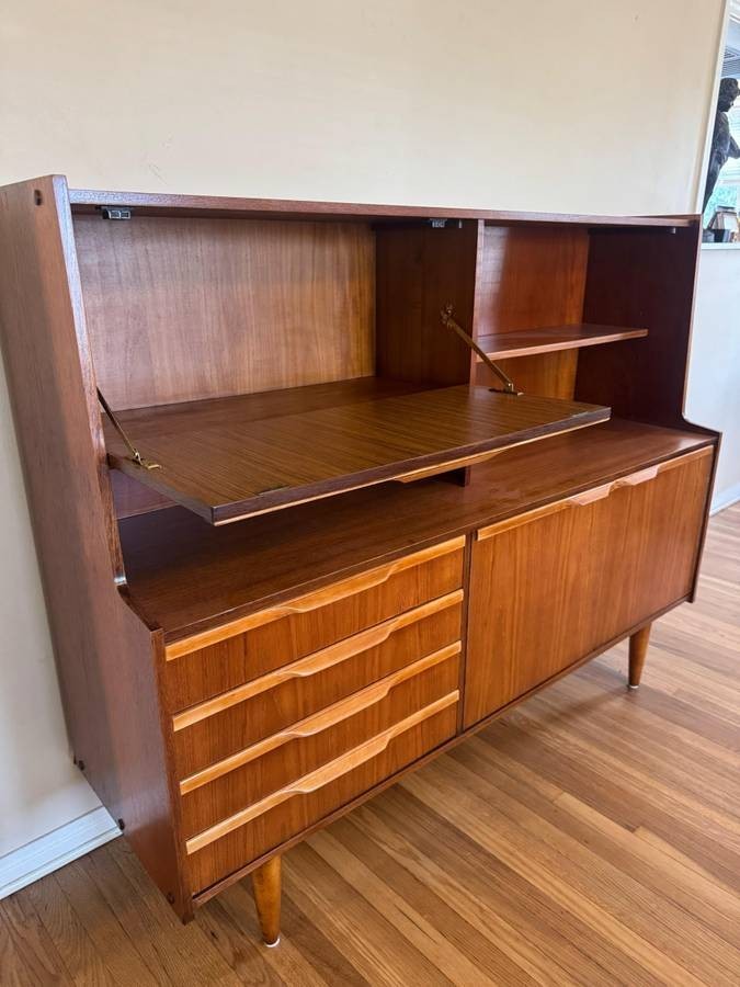 Mid Century Modern Highboard/Sideboard/Hutch/Credenza