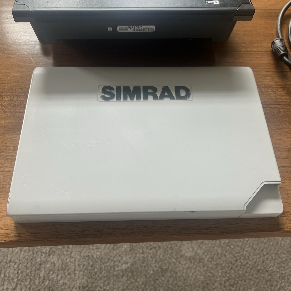 Simrad NSS8 AMER Chartplotter And Multifunction Display NSS-8 TESTED