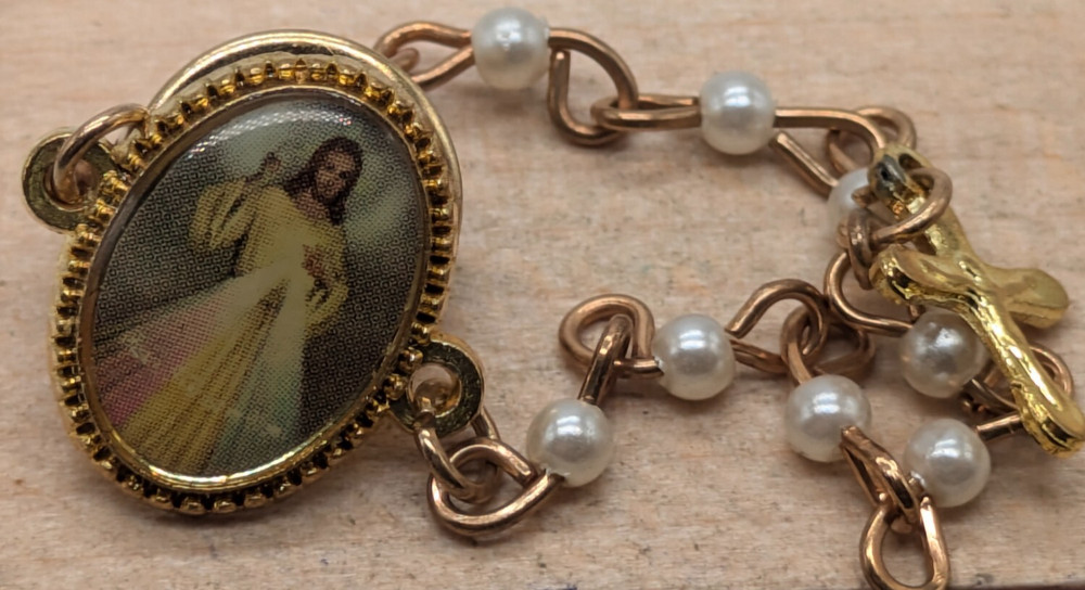 Jesus Image Religious Cross Beaded Chain Pin