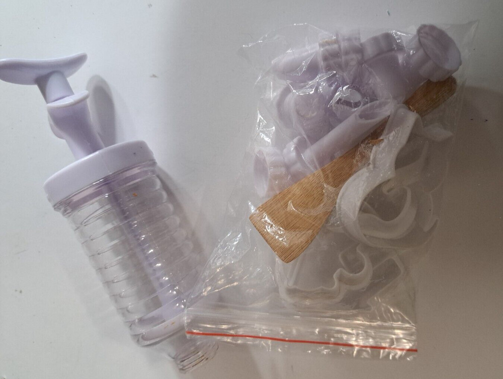 Nostalgia Electronics Electric Dog Biscuit Maker Kit Storage Tin TESTED