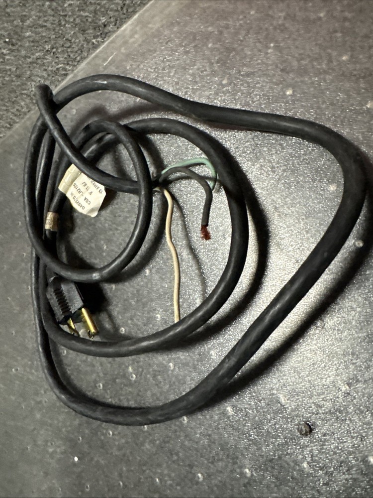 6’ Black Replacement 13 Amp 125 Volt Plug Light Use