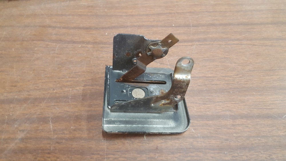 4hp Briggs & Stratton Model 112202 Engine Choke Bracket