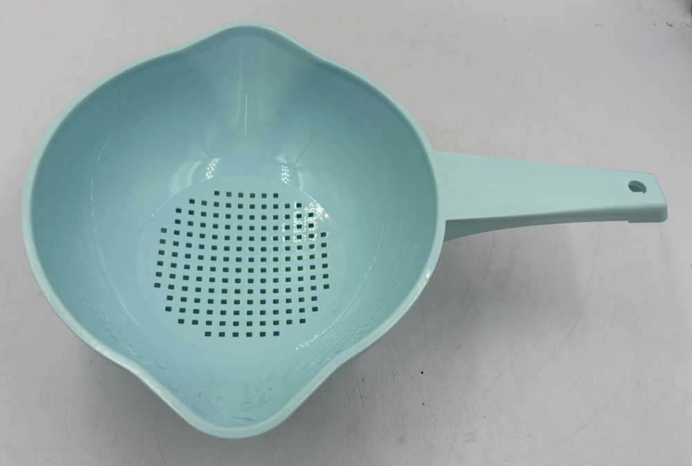 Tupperware 1 Quart Mini Strainer #10417– Aqua – Double Spout