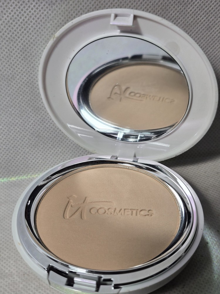 IT Cosmetics Celebration Illumination Foundation - 0.30oz LIGHT
