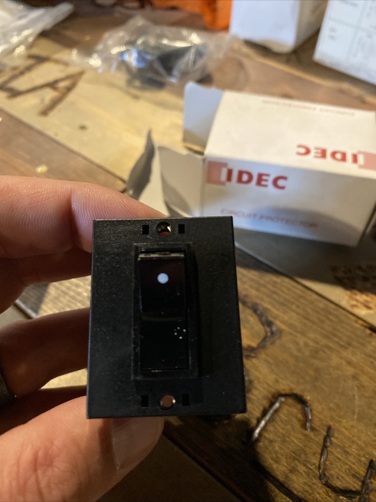 1pcs new applicable IDEC NRLR2100-10AAA-B circuit protector