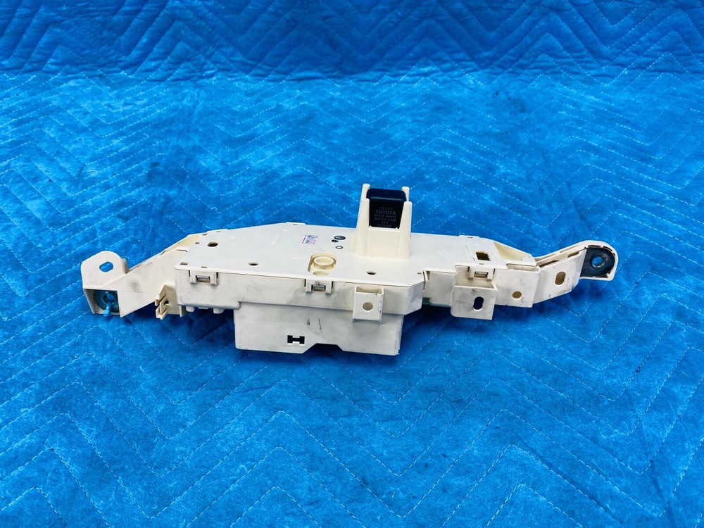 Lexus LX470 Junction Block Under Dash Passenger's Side 2000 OEM
