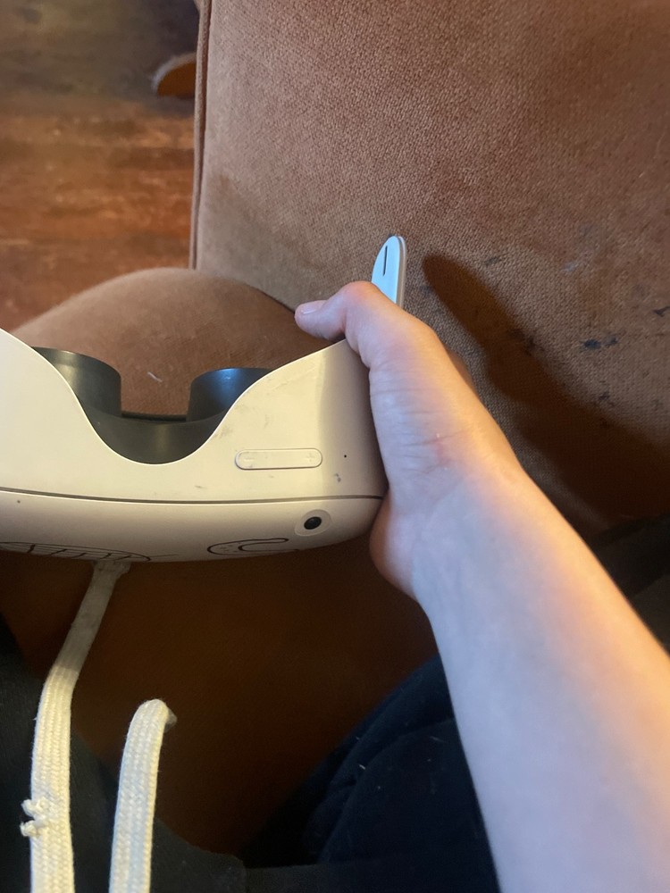 quest 2 used headset only writing on it still works no controls tho