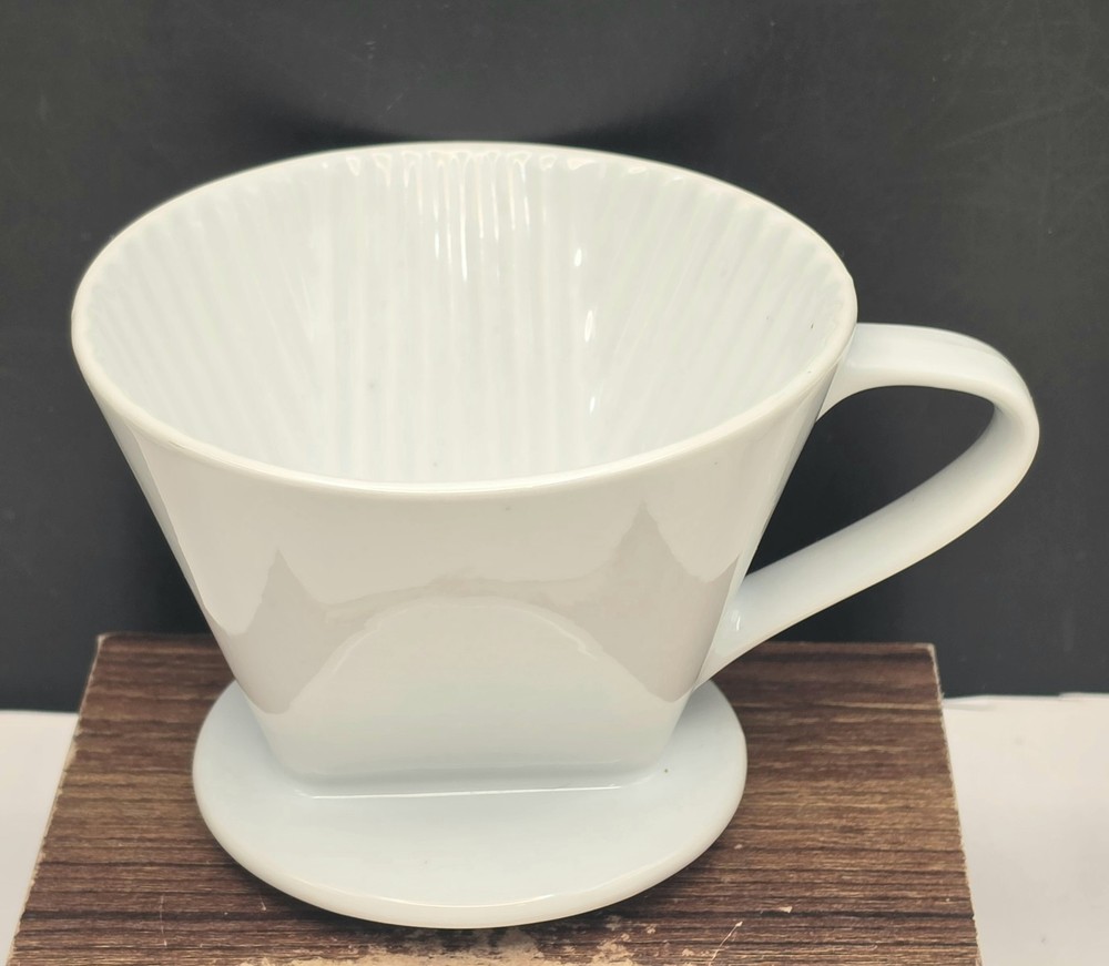 Very Nice White Ceramic 4 Hole Pour Over with Handle