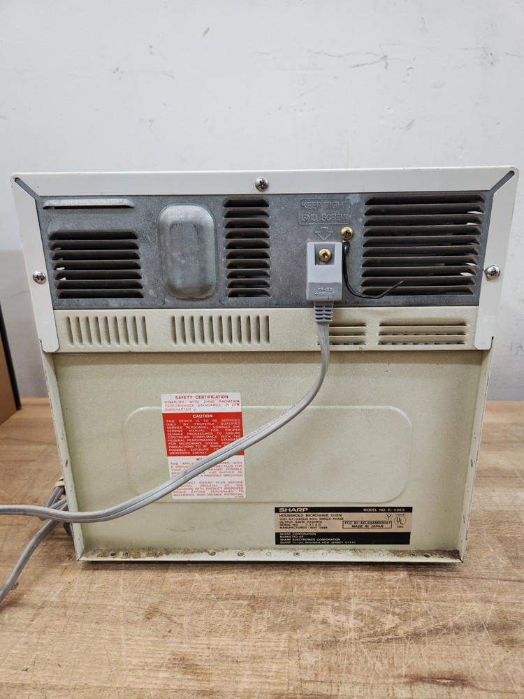Vintage Sharp Half Pint Small Microwave Oven #R-4065