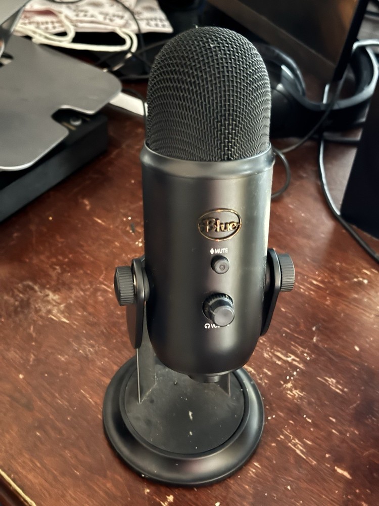 Blue Yeti USB Microphone Black, Mute Button, Adjustable Stand