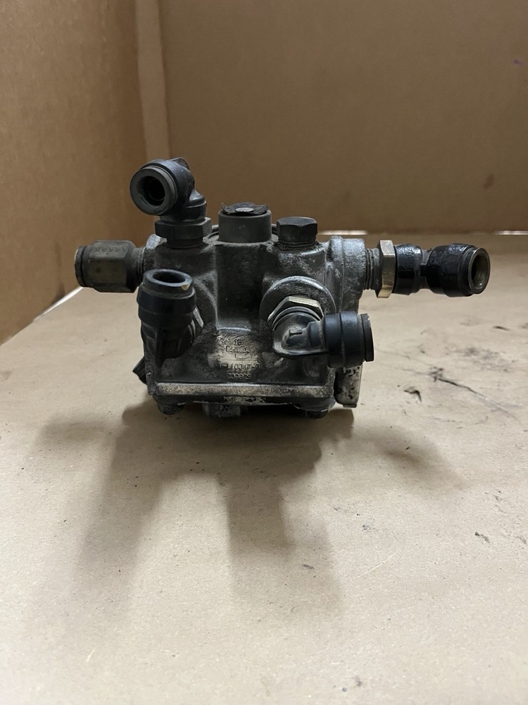 BENDIX BRAKE RELAY VALVE USED - T110047