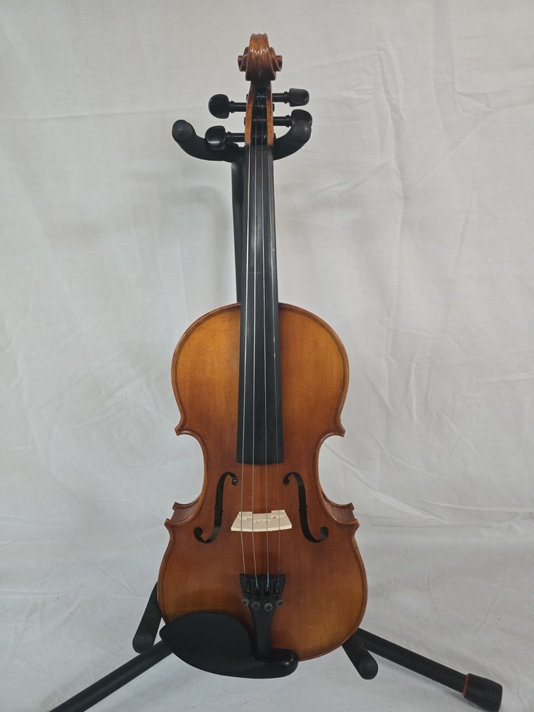 Amati's Fine Instruments Model AFV-017 4/4 Violin with Bow & Case