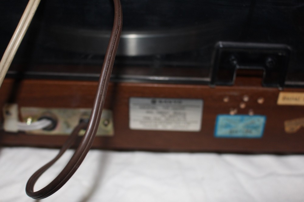 Sanyo TP-1800 Turntable - Missing 1 hinge