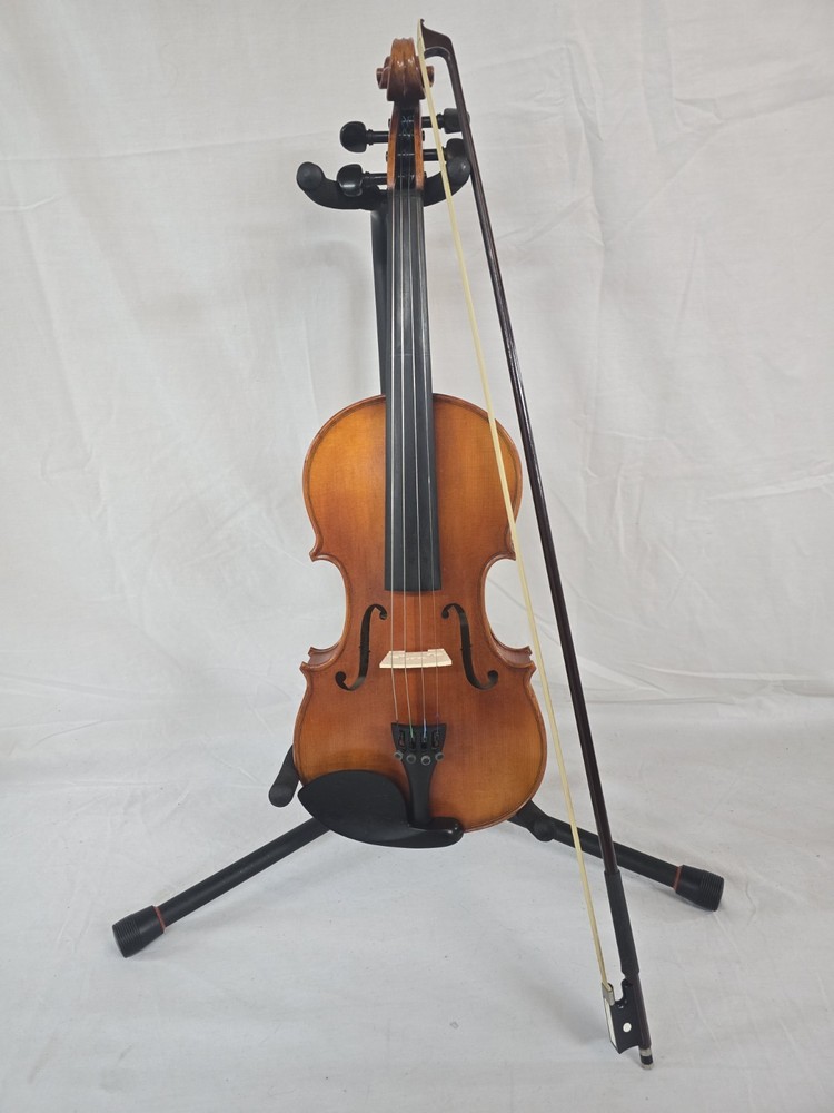 Amati's Fine Instruments Model AFV-017 4/4 Violin with Bow & Case