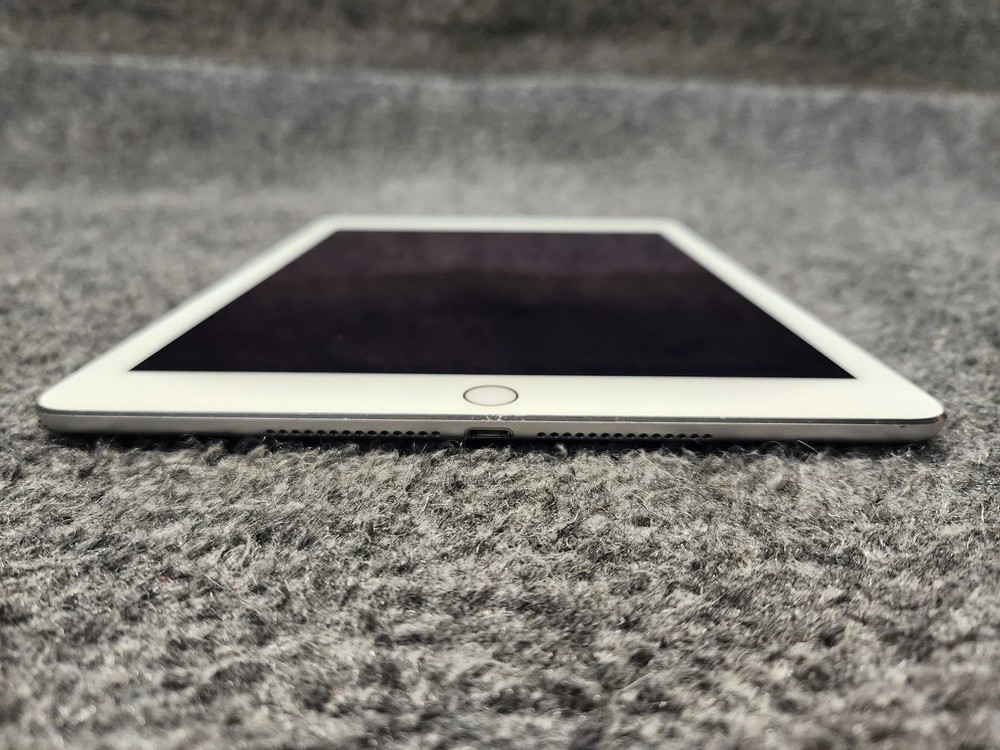 Apple iPad Air 2 - A1566 - 16GB - White/Silver - WiFi Only