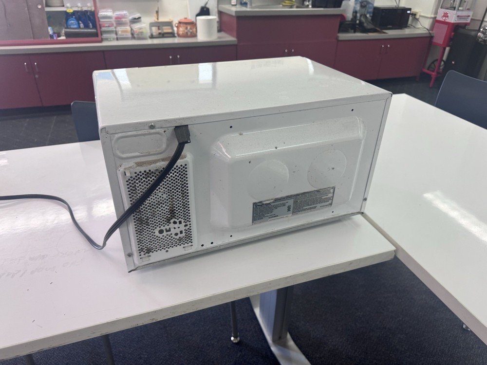 Magic Chef Microwave (Working) – Needs Glass Plate