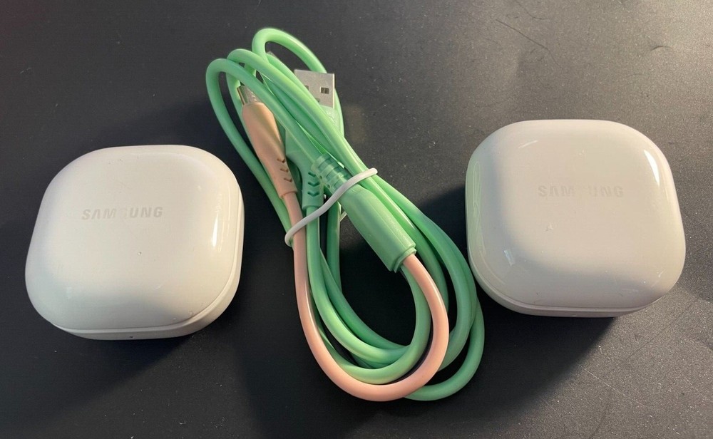 Original Samsung Earbuds FE SM-R400 Replacement Charging Case FREE CABLE --USED