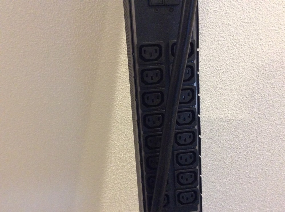 Server Technology POPS PIPS 48 Outlet (C13) Rack PDU 240 Volts Servertech 3-phas