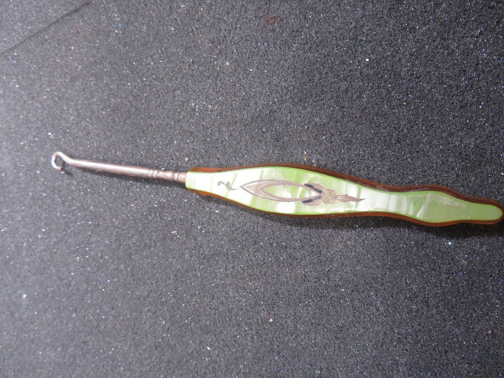 Antique 1930s Bakelite Crochet Hook with Flower Pattern 7"