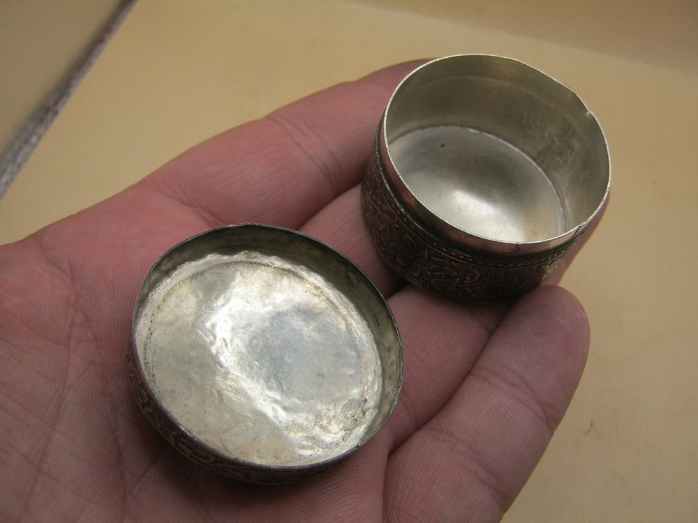 Antique 800 Silver Circular Chased Snuff Box With Foliate Design