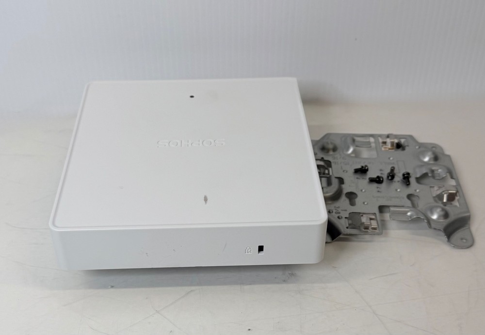 Sophos APX 320 Access Point - includes Mounting Bracket