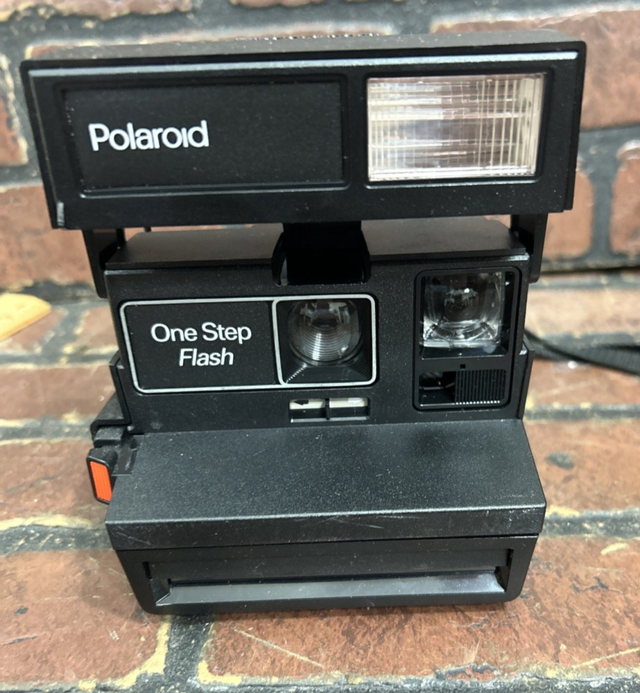 Vintage Polaroid OneStep Flash Camera Black Automatic Built-In Flash w/ Strap