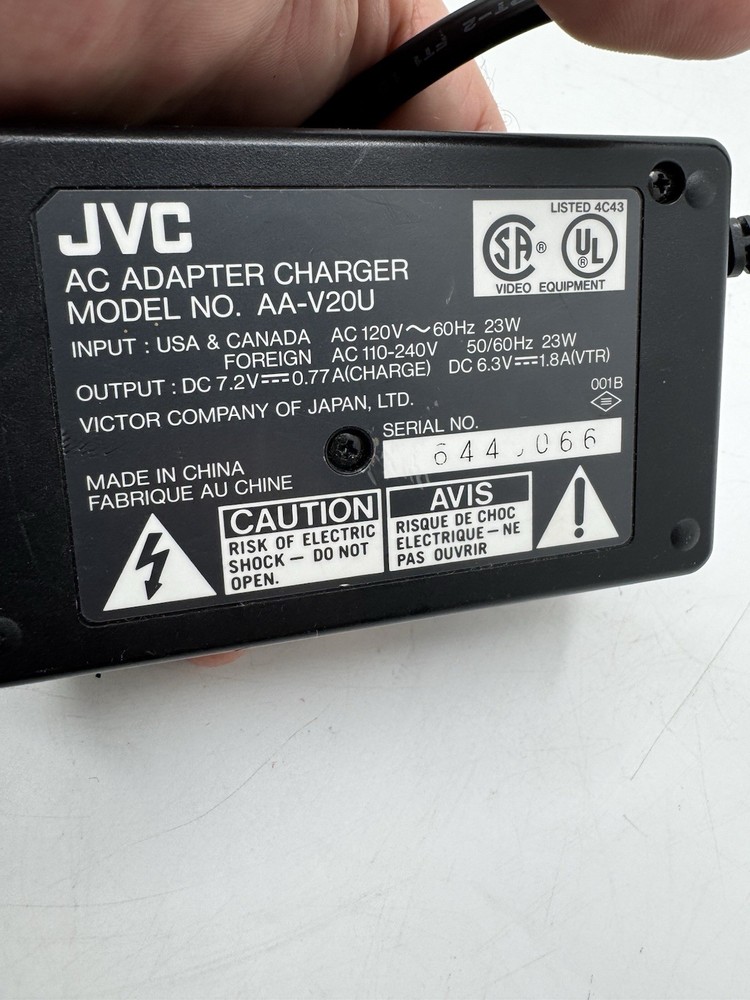JVC GR-DVF21U Mini DV Digital Video Camera W/ Case,Charger Powers On Untested