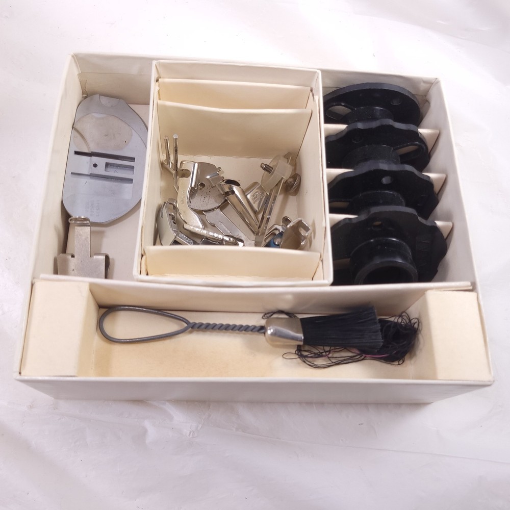 Singer Accessories Deluxe Zig-Zag Sewing Machine Model 620