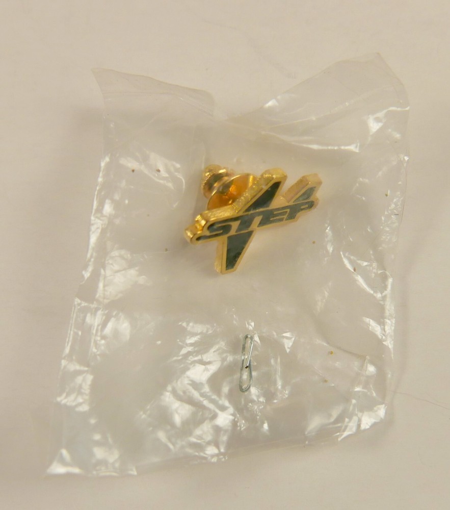 STEP Aircraft Plane McDonnell Douglas Pin New