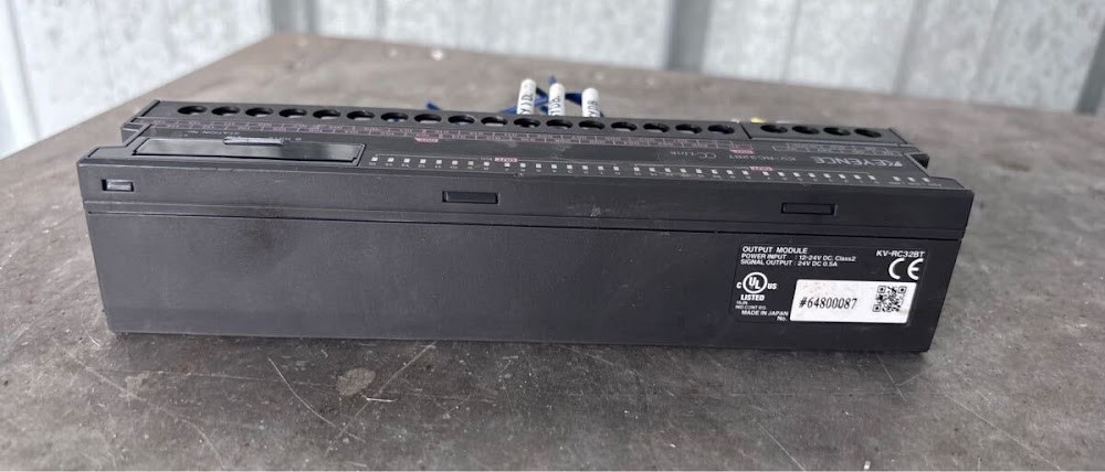 KEYENCE KV-RC32BT PLC Screw Terminal Transistor Output Module USED